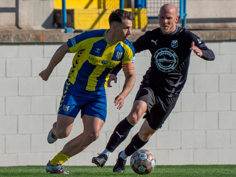 Gerard Mercader disputant una pilota en un partit d'aquesta temporada. (Foto: Palamós CF - Laura Heras).