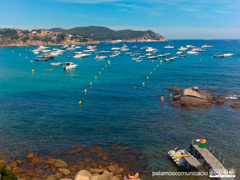 Boies d'abalisament a la platja de la Fosca, en una imatge d'arxiu.