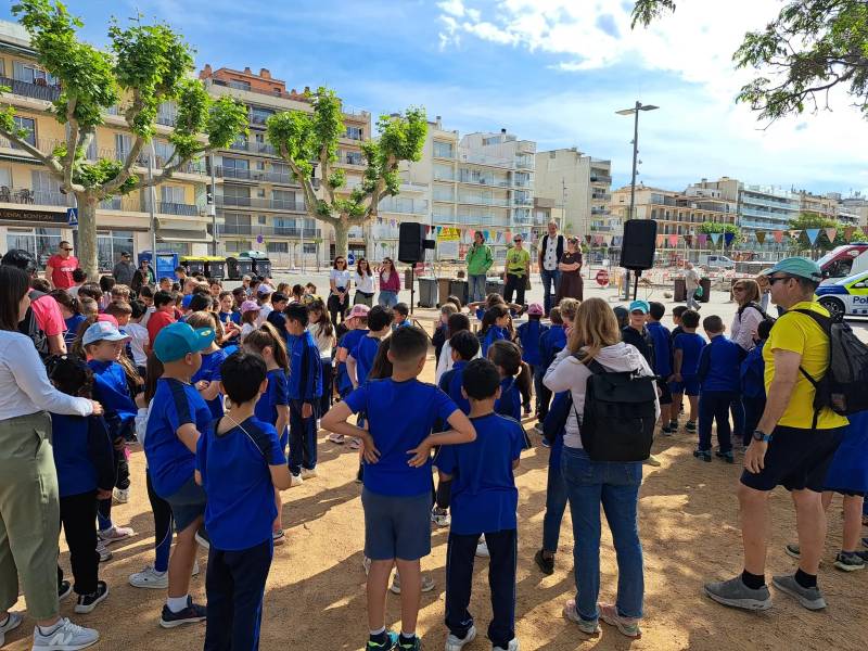 Alumnes de les escoles de Palamós van plantar arbres ahir al passeig del Mar, amb motiu de la Festa de l'Arbre. (Foto: Ajuntament de Palamós).