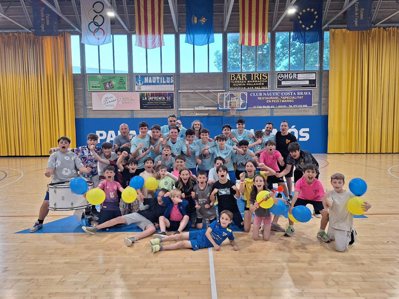 Jugadors i jugadores del CFS Palamós, eufòrics aquest cap de setmana. (Foto: CFS Palamós).
