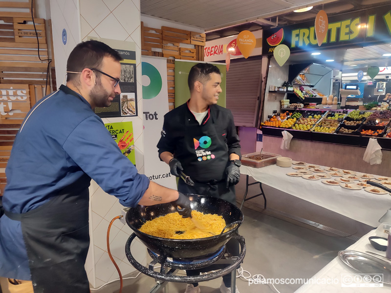 Cuiners palamosins han elaborat uns fideus rossejats. 