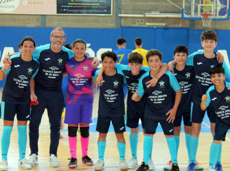 L'Star Futsal Palamós, en la imatge el seu equip infantil, posarà aquest dissabte que ve el punt i final a la temporada. (Foto: Star Futsal Palamós).