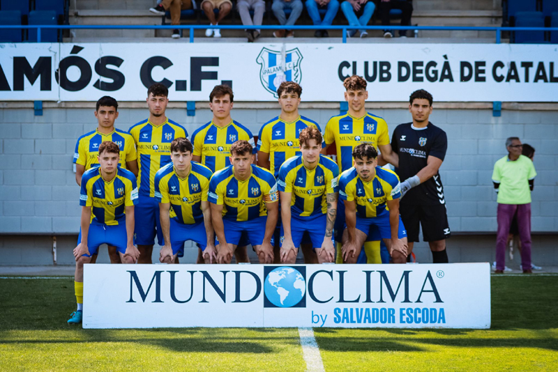 L'onze inicial del Palamós CF davant el Rubí, en el darrer partit de la Lliga Elit. (Foto: Palamós CF - Laura Heras)