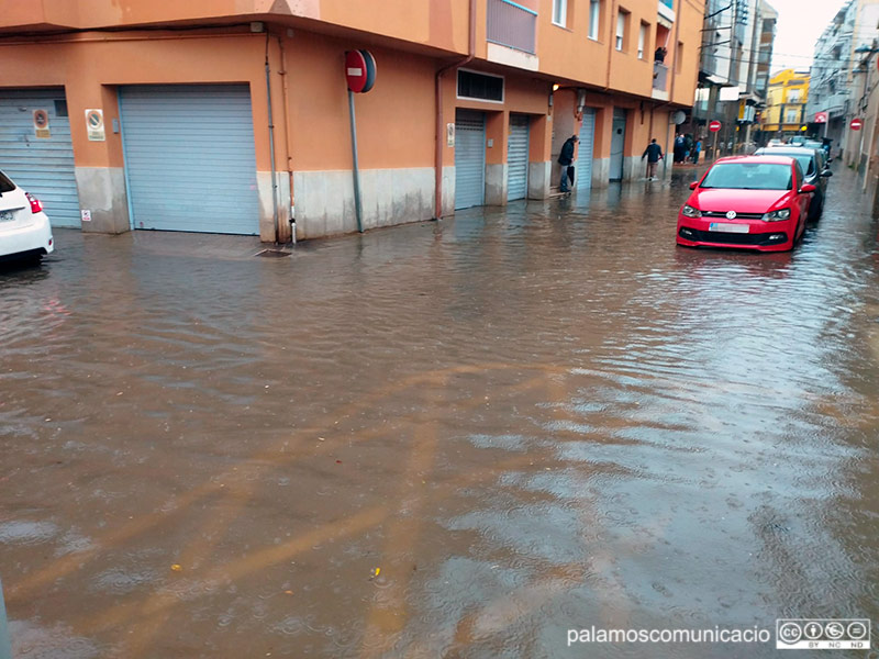 El carrer de Sant Antoni iniundat, després de les fortes pluges del passat 6 de maig.