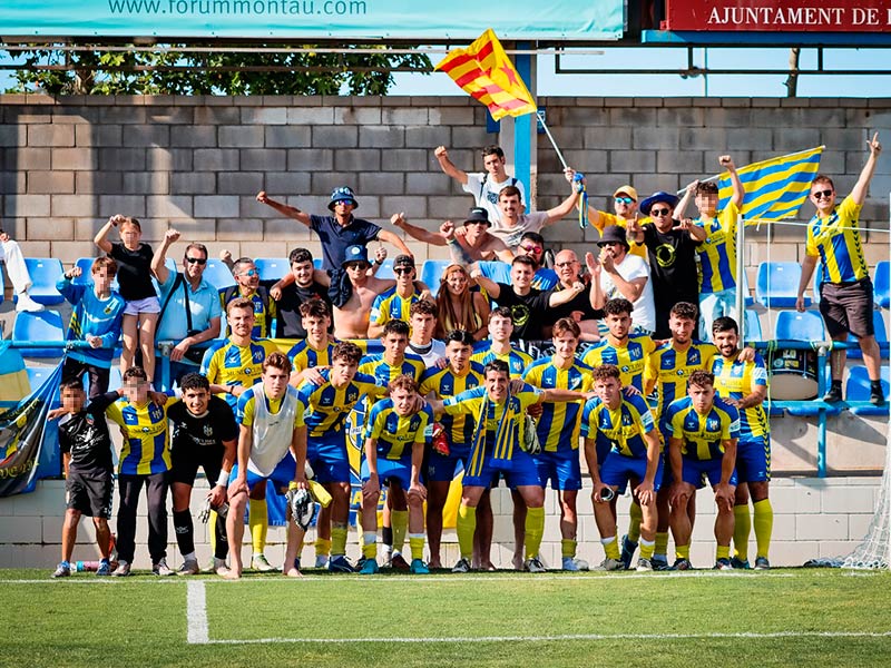 Els jugadors del Palamós, amb membres de la Penya Sport, després del partit de dissabte. (Foto: Palamós CF - Laura Heras).