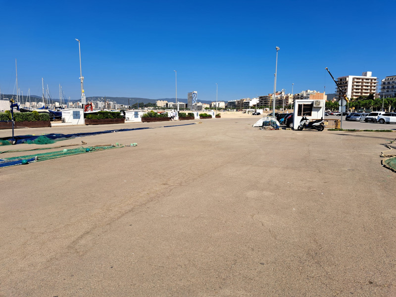 Espai de l'estenedor de xarxes, on s'ubicarà la nova zona blava d'estacionament. (Foto: Ajuntament de Palamós).