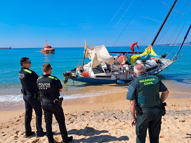Aquest matí s'han fet les feines per retirar el vaixell varat a la platja Gran de Palamós. (Foto: Ajuntament de Palamós).