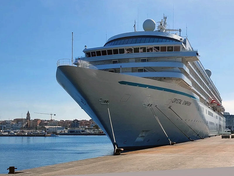 El Crystal Symphony ha fet avui la seva primera escala al port de Palamós. (Foto: Turisme Palamós).