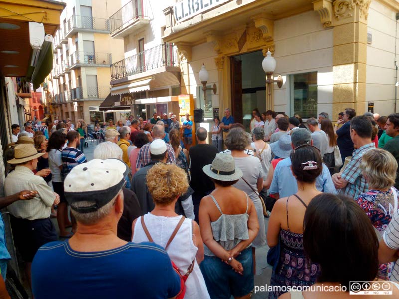 Imatge d'arxiu d'una concentració davant l'Ajuntament de Palamós per demanar la fi de la guerra a Ucraïna.
