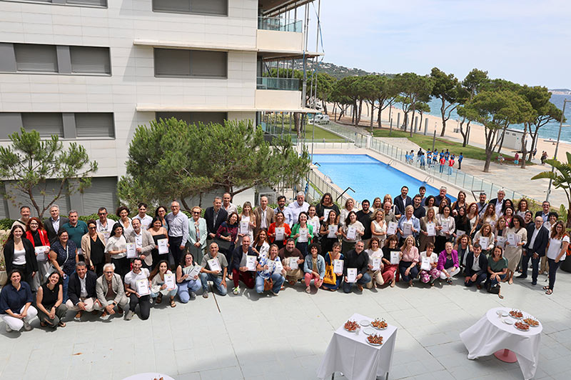 Les 73 empreses reconegudes amb la certificació Biosphere 2025, juntament amb les autoritats assistents. (Foto: Cambra de Comerç de Palamós).