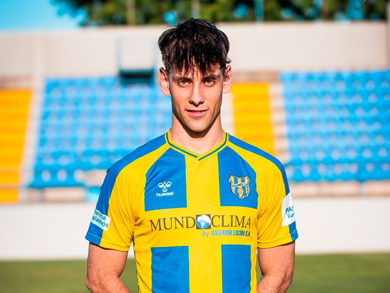 El davanter Roger Fortuny jugarà una segona temporada al Degà. (Foto: Palamós CF - Laura Heras).