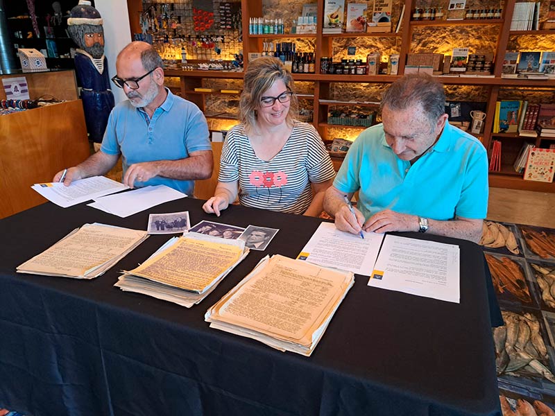 Signatura de l'acord de donació amb el representant de la família Soto i Niu-Arbó(dreta), la regidora de Patrimoni i el director del Museu de la Pesca