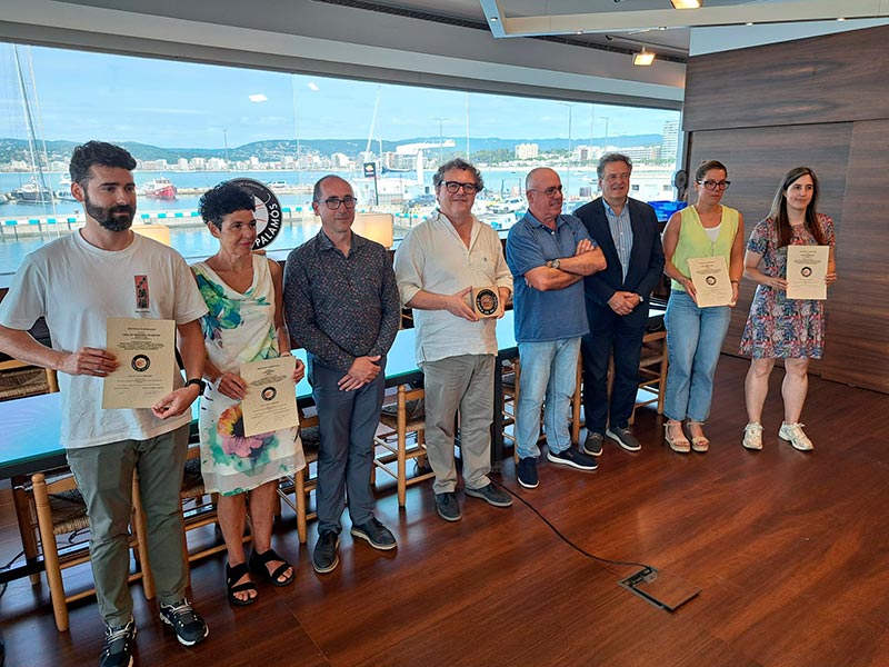 Representants de les empreses que enguany s’han certificat amb la Marca de garantia Gamba de Palamós. (Foto: Ajuntament de Palamós).