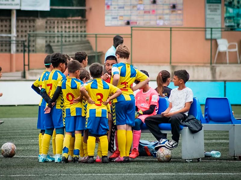 Un dels equips de base del Palamós CF, en un partit d'aquesta passada temporada. (Foto: Palamós CF).