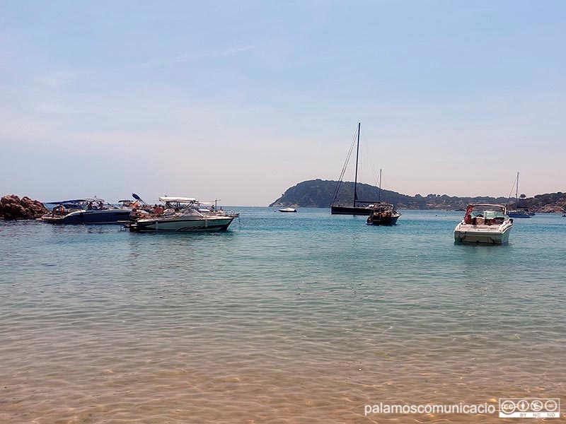 Barques fondejades a pocs metres de la sorra a la platja de Castell, aquest passat dissabte.