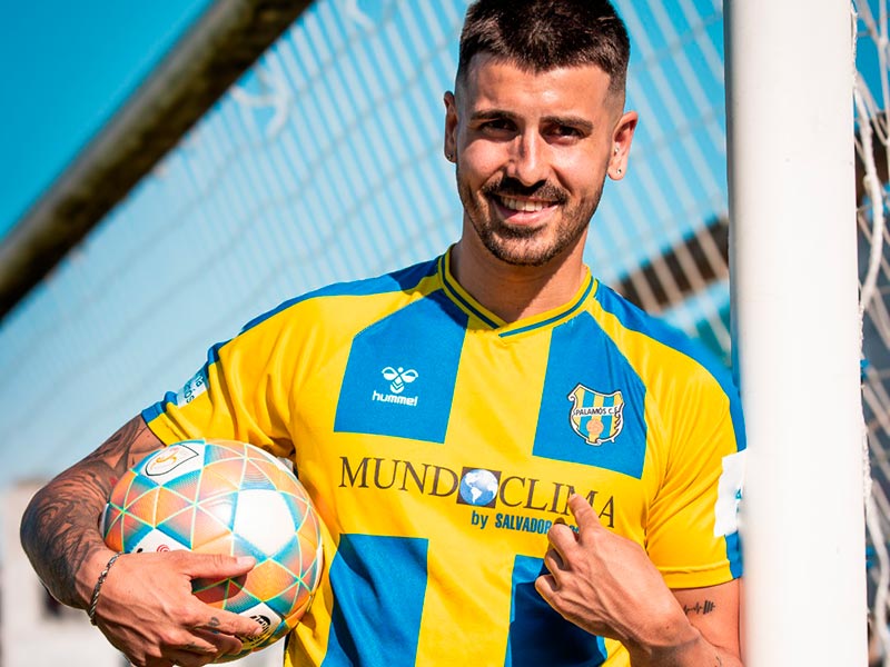 Nil Moyano arriba al Palamós després d'haver jugat al Can Gibert de Primera Catalana. (Foto: Palamós CF - Laura Heras).