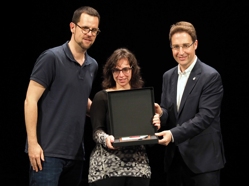 Jordi Sansabrià i Maria Duran, coordinador i usuària de Pots, recollint el reconeixement de la Gala Valors, el passat mes de maig. (Foto: Associació P