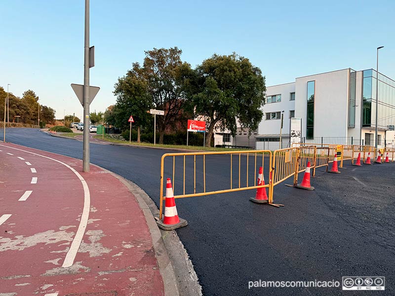Estat de l'asfaltatge del vial del Port, ahir al vespre.