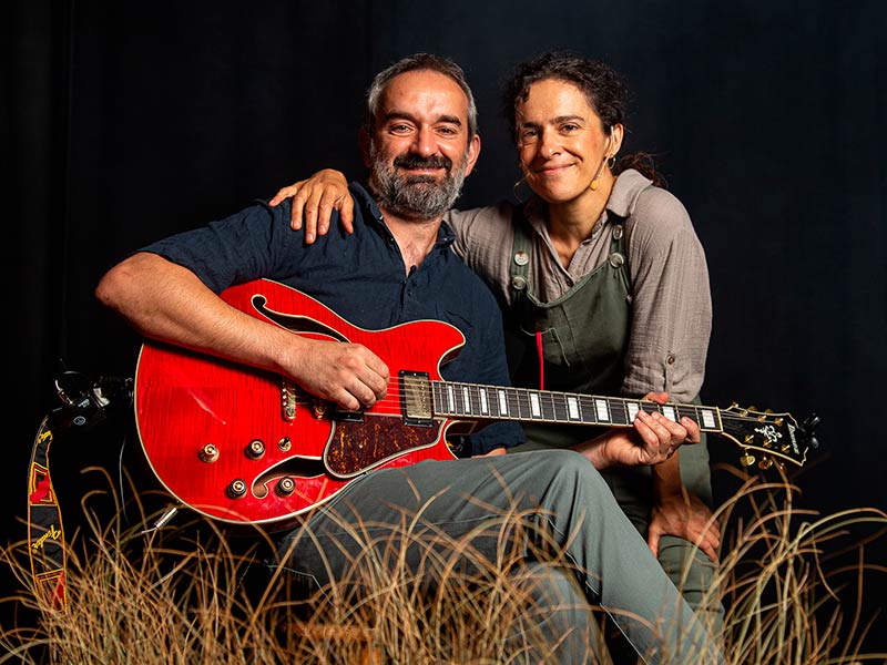 Miquel Fletas i Marta Esmarats de 'Cacauet Teatre', avui a 'Contes Musicats de la biblioteca. (Foto: Cacauet Teatre).