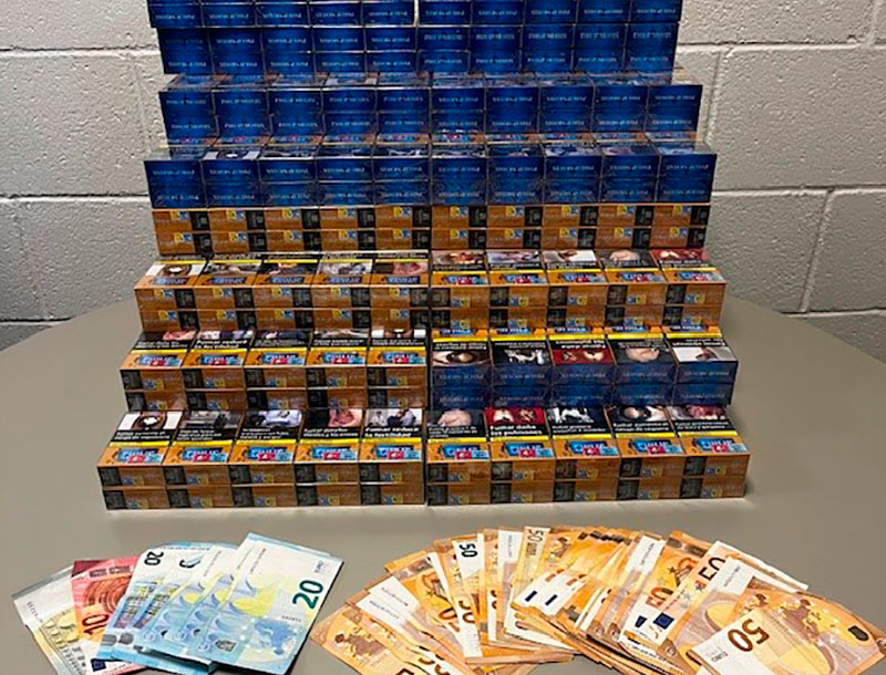 Els detinguts portaven 2215 euros en metàl·lic i 5325 euros en tabac en el moment de la detenció. (Foto: Mossos d'Esquadra).