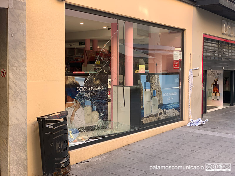 La perfumeria Druni del carrer Major, amb el vidre trencat, aquest matí.