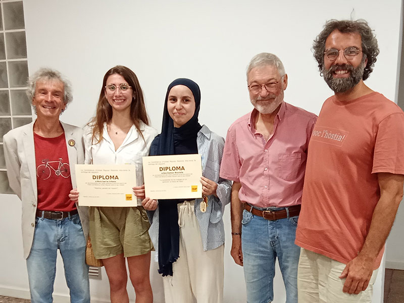 Nora Garcia i Aya Zamour, guanyadores del Premi de Recerca Unitat Popular. (Foto: CUP Palamós Vila-romà).