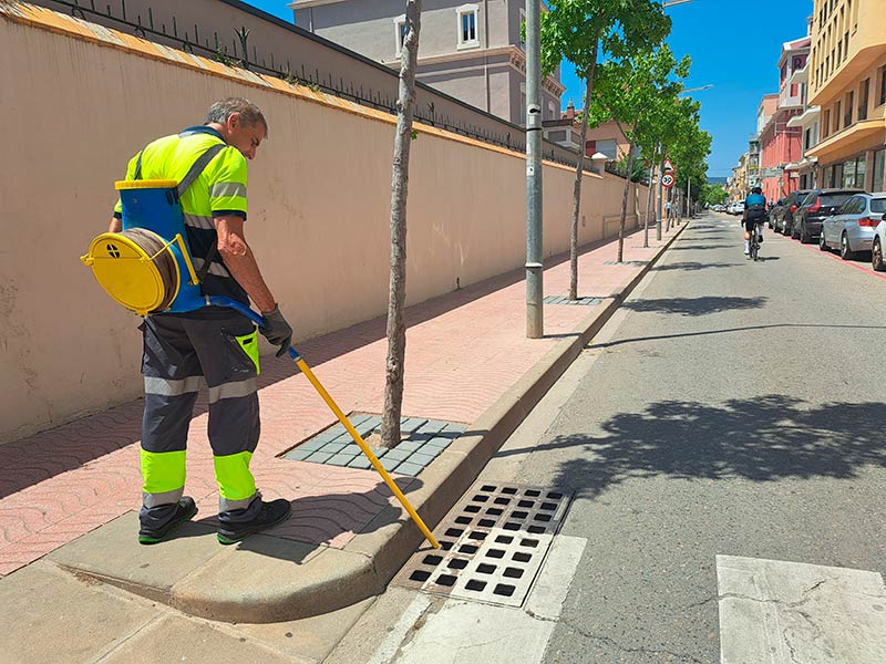 Tècnic de CAPSA aplicant el producte a un dels embornals del carrer del President Macià. (Foto: Ajuntament de Palamós).