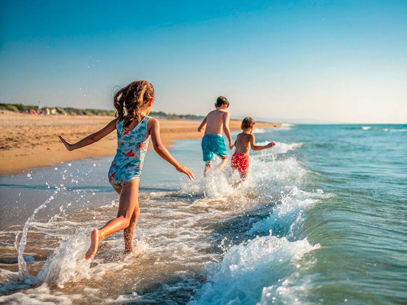 S'han d'extremar les precaucions amb els més petits a la platja o a la piscina. (Foto: Generada amb IA - Recraft).