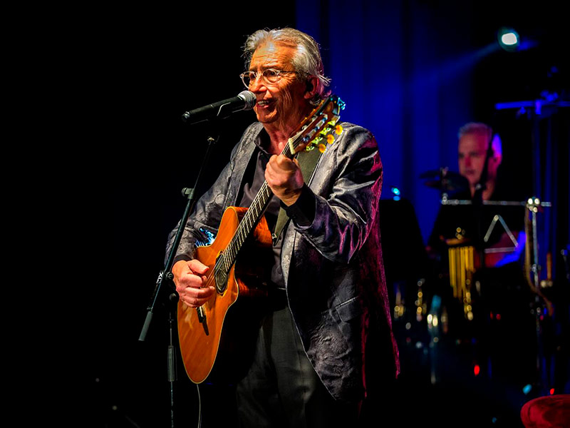 Ernest Bertran homenatja Joan Manuel Serrat a La Gorga, aquest diumenge. (Foto: Gestart Events).