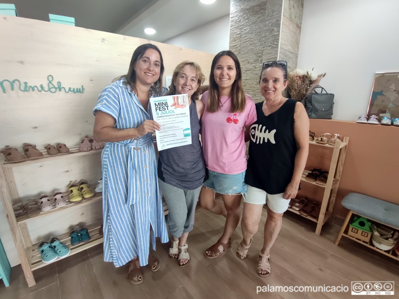 Les responsables de Mini Shuu amb el cartell promocional de la festa.