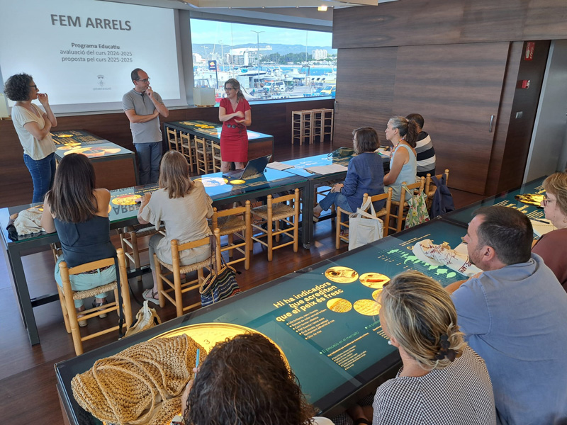 Acte de presentació de la memòria anual del programa 'Fem arrels', ahir a l'Espai del Peix. (Foto: Ajuntament de Palamós).
