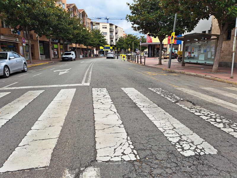 S'han de reparar els passos de vianants en aquest tram de l'avinguda de Catalunya. (Foto: Ajuntament de Palamós).