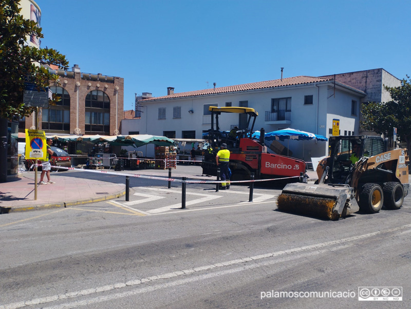 Tasques de pintura a la zona del Mercat Municipal.