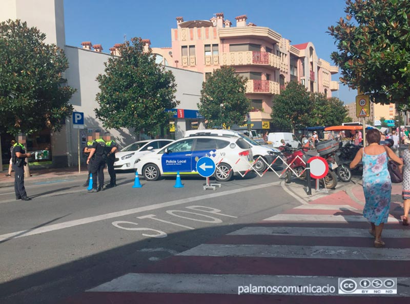 Control policial al Mercat Municipal de Palamós, en una imatge d'arxiu.