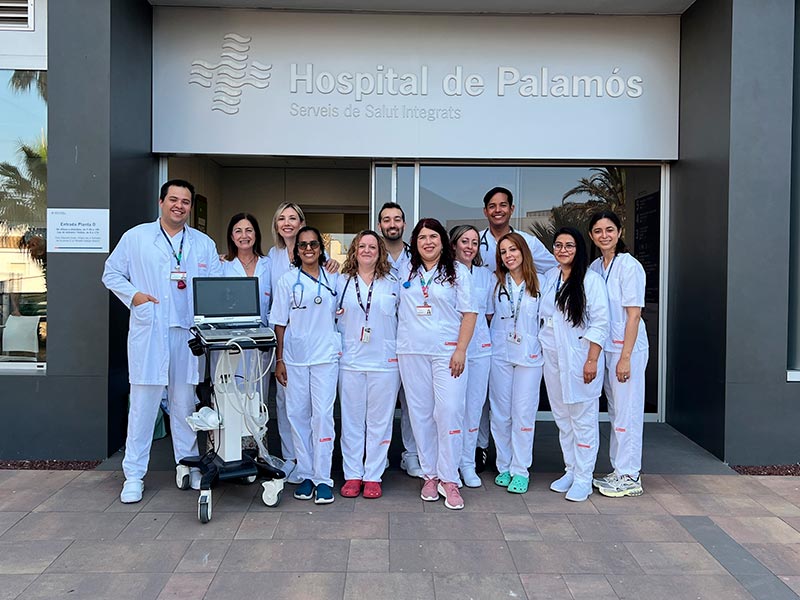L'equip de professionals de la Unitat d'Escografia Clínica i el servei de medicina interna de l'hospital de Palamós. (Foto: SSIBE).