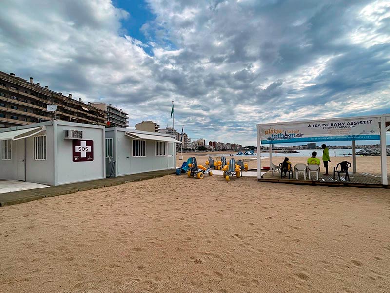 El servei “La platja a l’abast de tothom” es trasllada a l’espigó Costa Brava. (Foto: Ajuntament de Calonge i Sant Antoni).