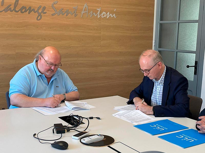 L'alcalde de Calonge i Sant Antoni, Jordi Soler, amb Alfonso Méndiz, rector de la UIC. (Foto: Ajuntament de Calonge i Sant Antoni).