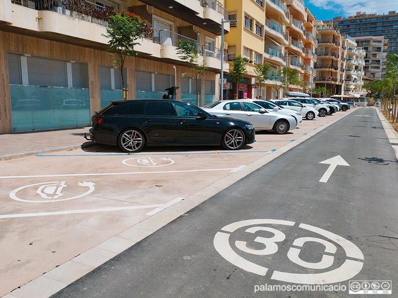 Cotxes estacionats al nou tram obert al trànsit, ahir al migdia.