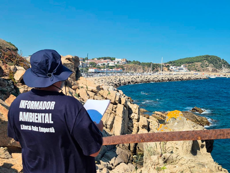 Els informadors ambientals actuen al litoral central del Baix Empordà. (Foto: Ajuntament de Palamós).