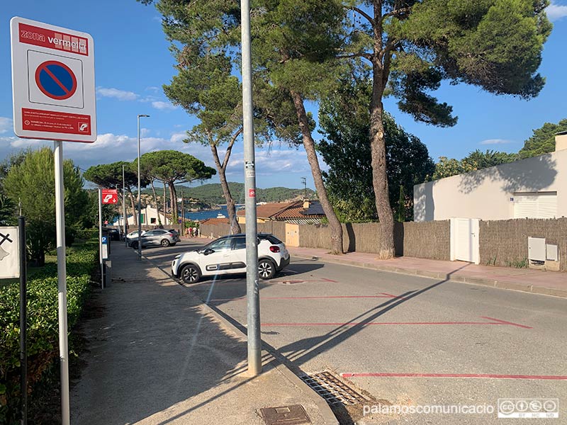 Vehicles estacionats a la zona vermella de La Fosca, ahir a la tarda.