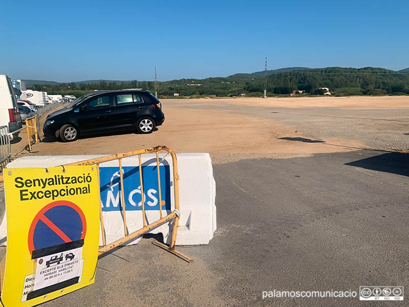 Cotxes estacionats a l'espai on s'havia d'instal·lar la fira d'atraccions, aquest dimarts al matí.