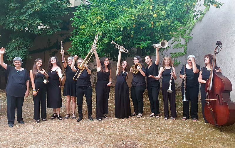 La cobla 'Amb so de dona', actua avui a les 7 de la tarda al Parc dels Països Catalans. (Foto: Amb so de cobla).