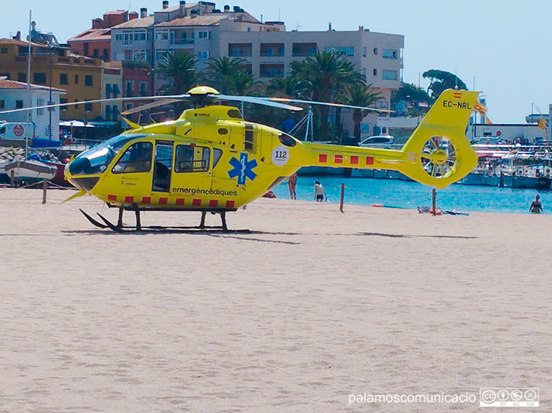 Helicòpter del Servei d'Emergències Mèdiques, aquest migdia a la platja Gran de Palamós.