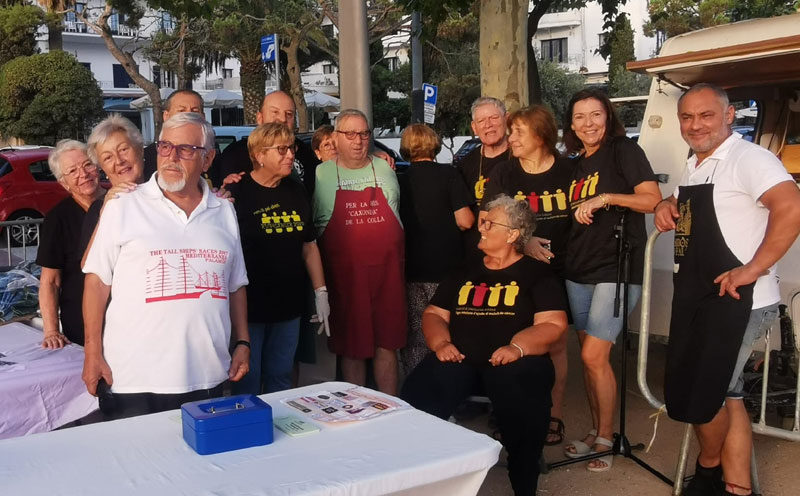 Voluntaris que van treballar en aquesta botifarrada solidària l'any passat. (Foto: Fundació Oncolliga)