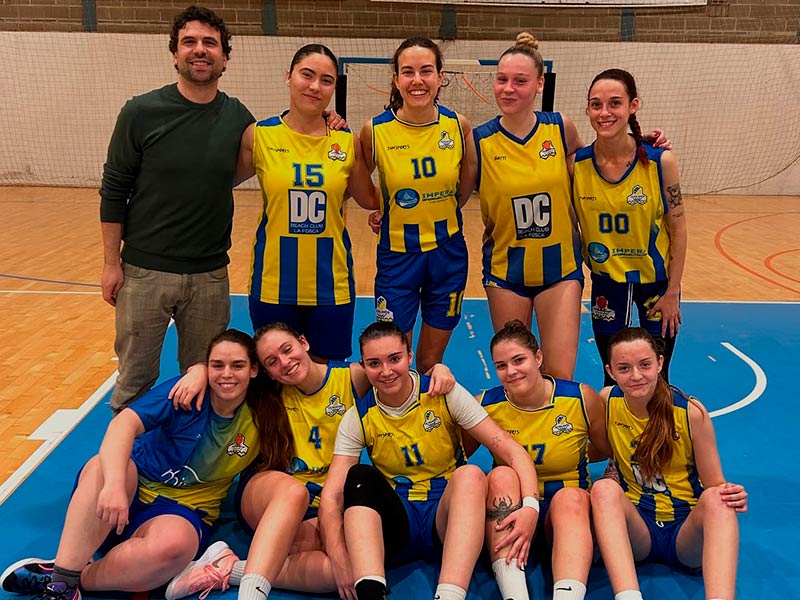 El sènior femení després d'un partit la temporada passada, amb algunes de les jugadores que continuen. (Foto: CE Palamós).