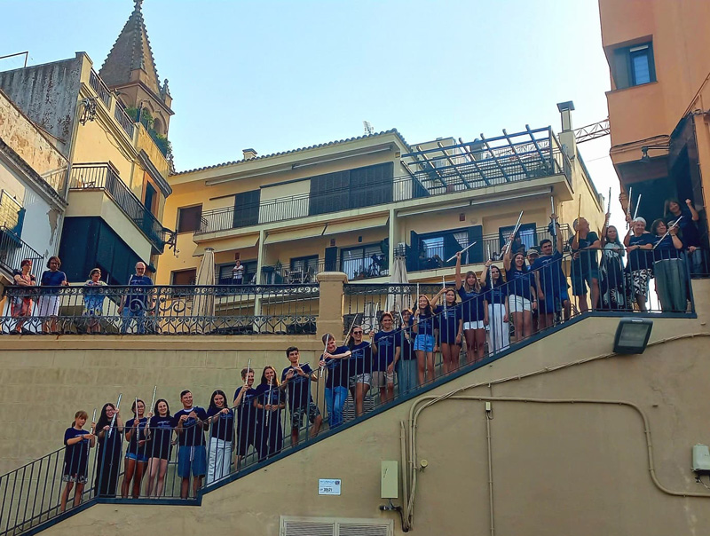 Els alumnes del curs, amb els seus instruments, a les escales del Casino. (Foto: JJMM Palamós).