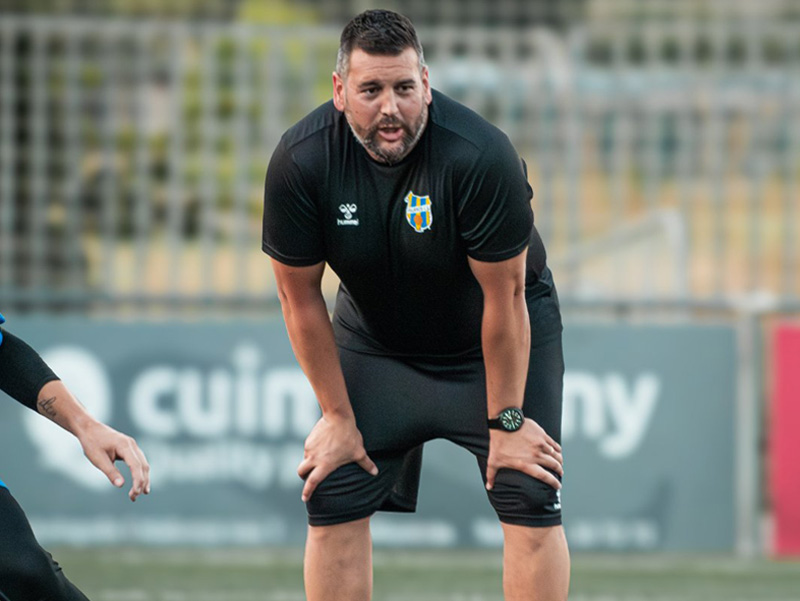 El tècnic Carles Polvillo durant un entrenament de la pretemporada. (Foto: Palamós CF - Laura Heras).