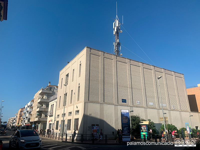 L'edifici de Telefónica a l'Avinguda de l'11 de setembre de Palamós, en una imatge d'arxiu.