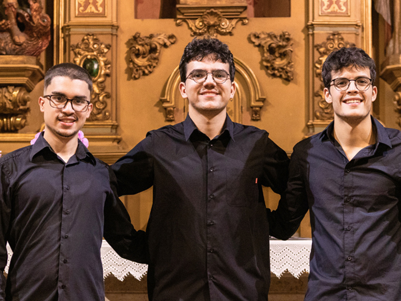 El Trio Blanc i Negre, format per antics escolanets de Montserrat. 