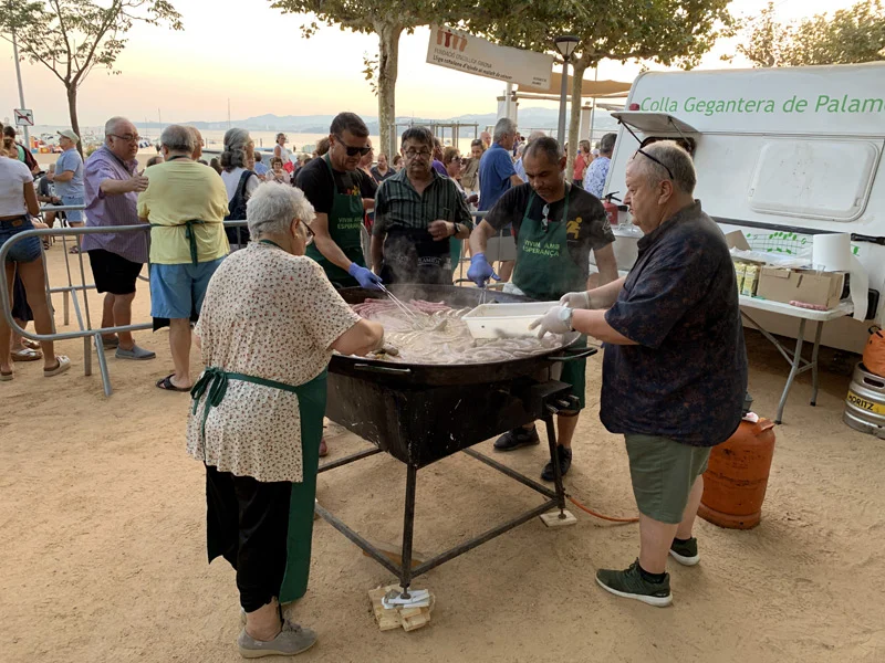 Imatge d'arxiu de la botifarrada solidària d'Oncolliga. (Foto: Ajuntament de Palamós).